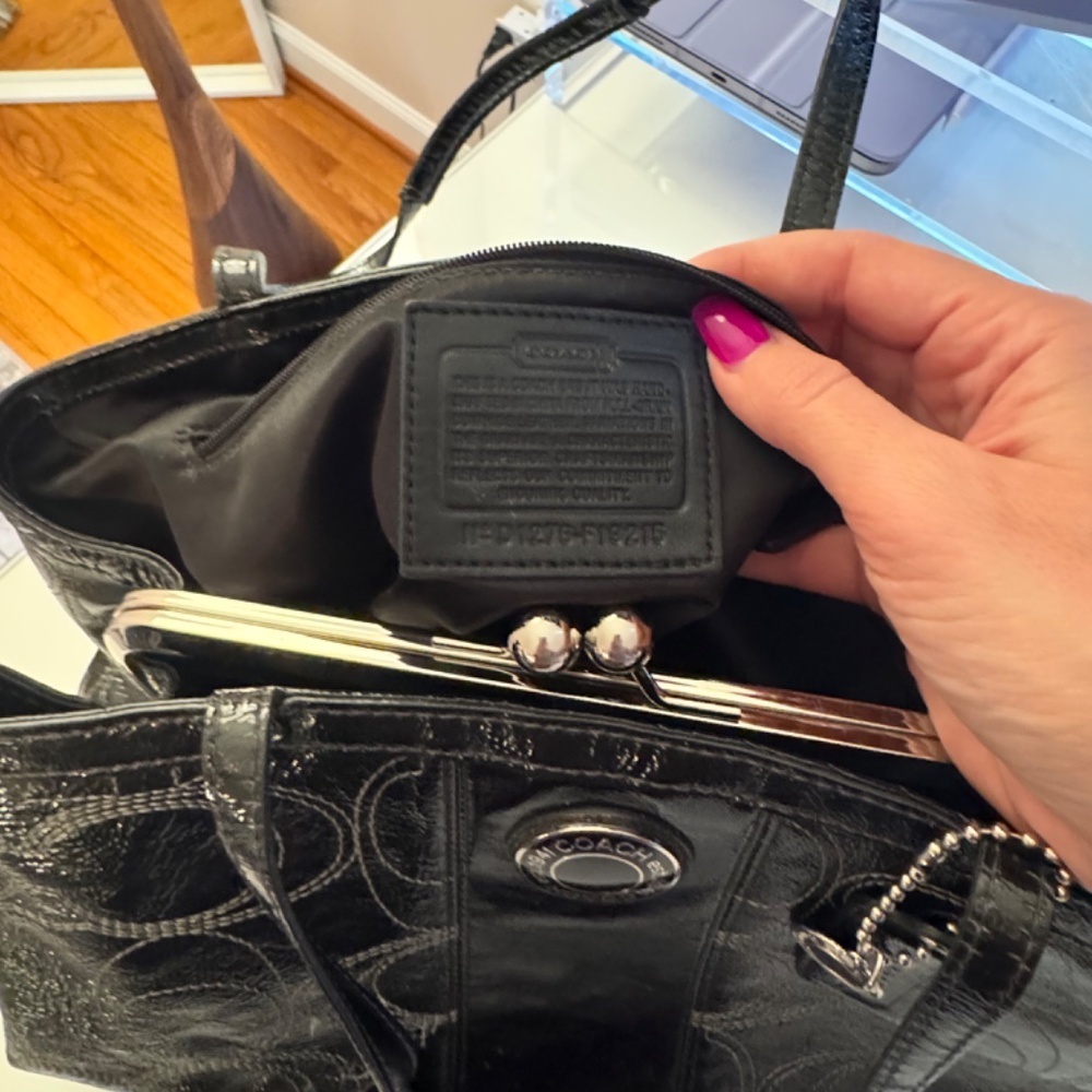 AUTHENTIC COACH BLACK PATENT LEATHER SIGNATURE C KISS LOCK BAG F19215 - Picture 5 of 5